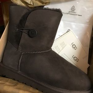 BIG SALE!!! UGG BAILEY BUTTON CHOCO kids size  6 (same size as W8)